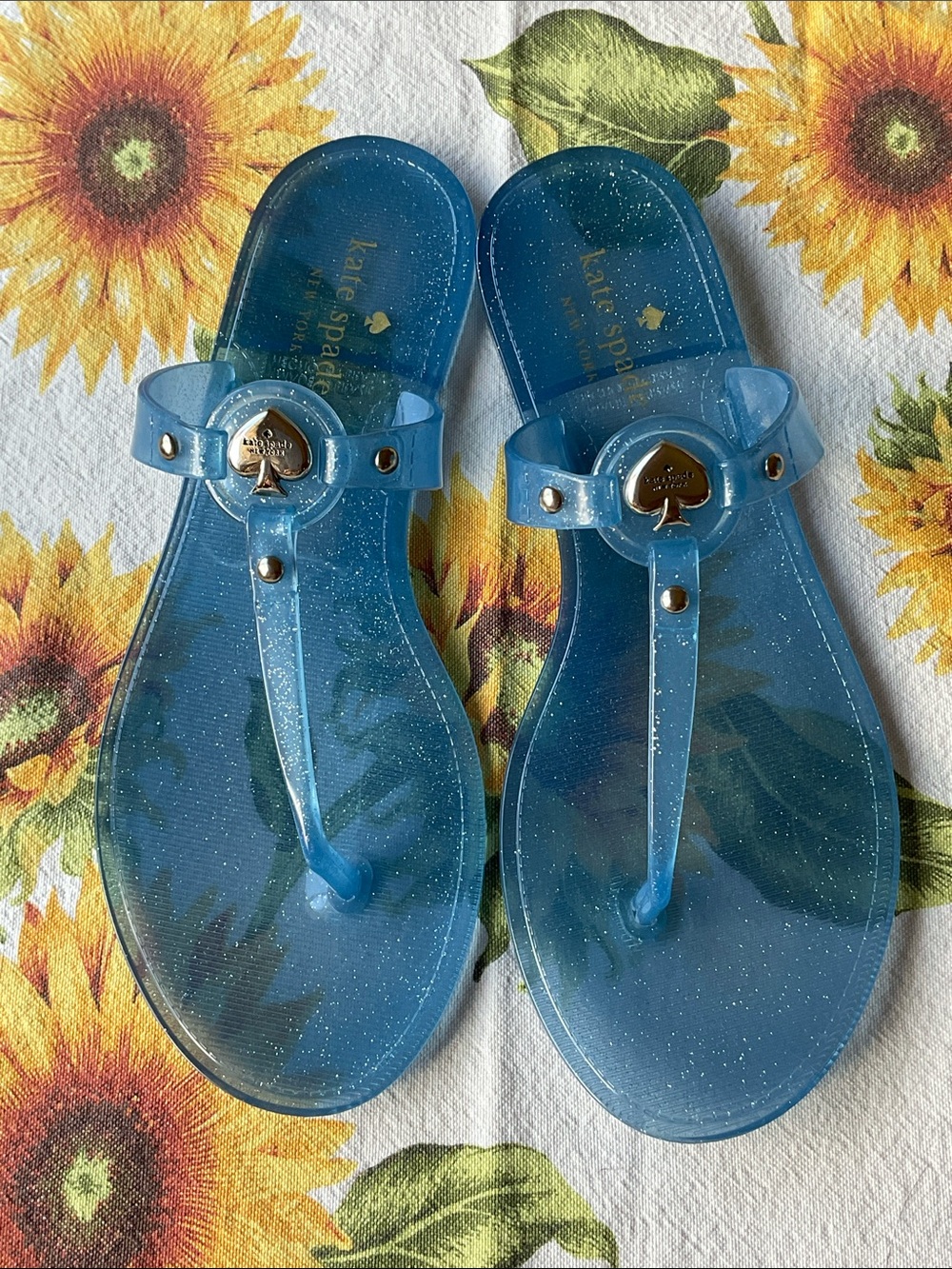 ♠️🩵♠️ KATE SPADE Kendall GLITTER Jelly T-Strap Sandal ♠️🩵♠️ NWT ♠️🩵♠️ - Picture 2 of 16